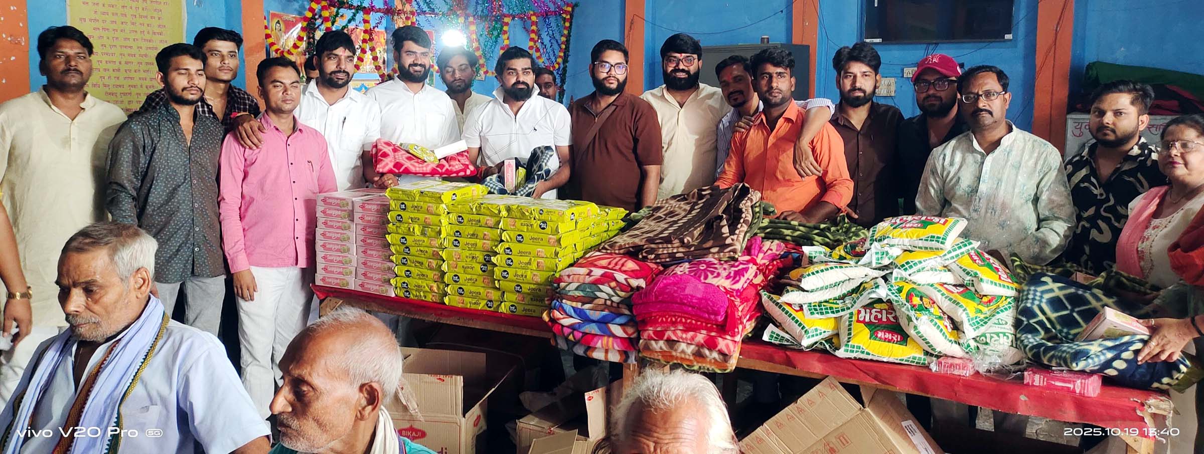 समिति ने वृद्धाश्रम में सदस्यों के साथ मनाई दीपावली, लिया आशीर्वाद