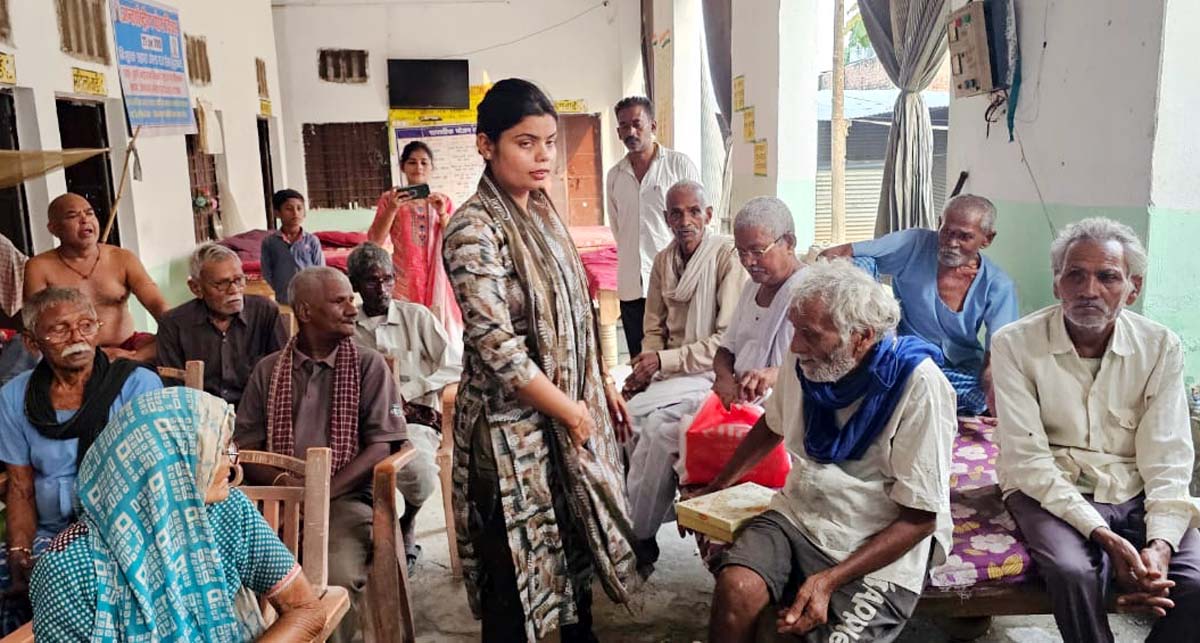 पुलिस ने बुजुर्गों के साथ मनाई दिवाली, उपहार वितरित करतीं पुलिस कर्मी