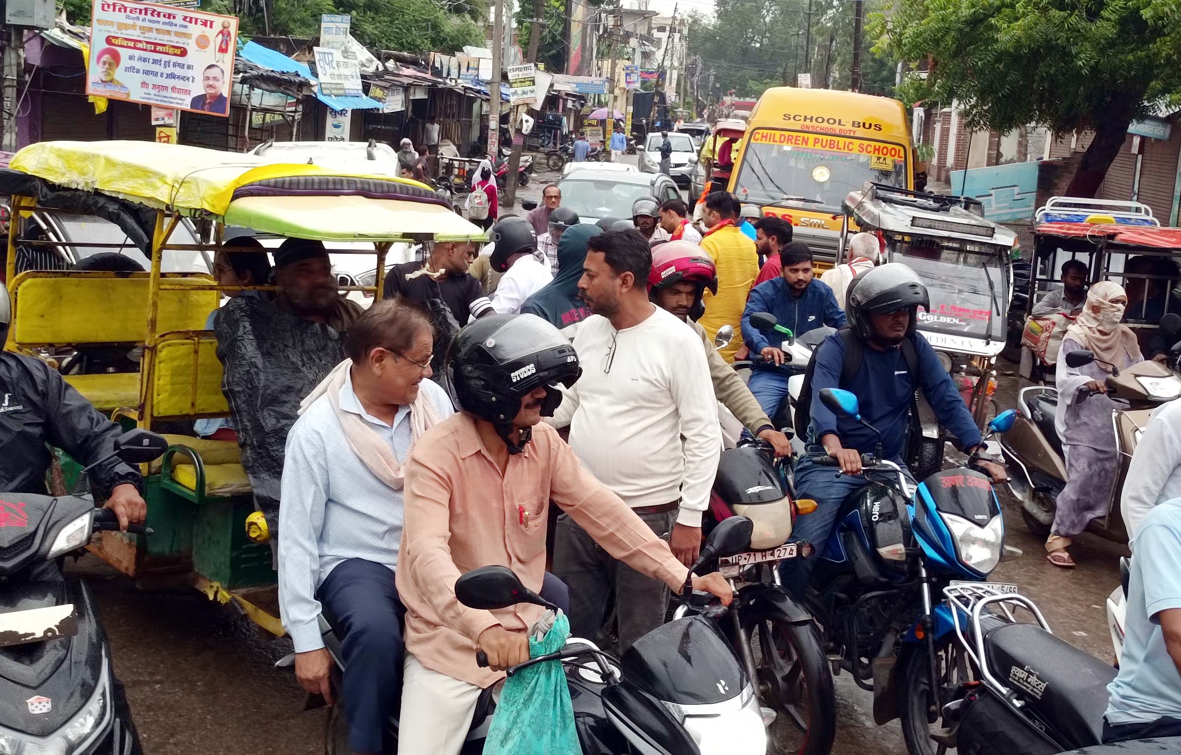   ट्रैफिक व्यवस्था ध्वस्त, शादीपुर चौराहा पर घंटों लगा जाम