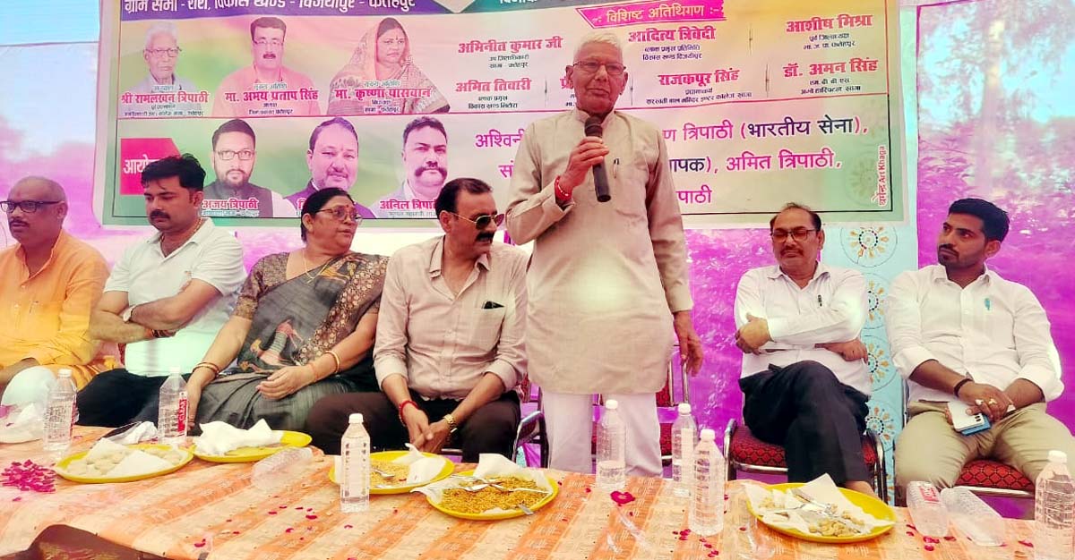 समाजसेवी ने की पहल, दुख-सुख की बातें की साझा, सम्मानित कर लिया आशीर्वाद