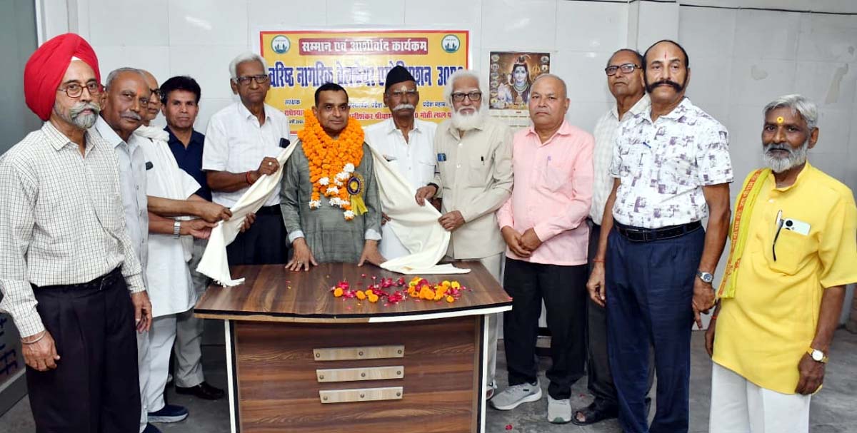 मेडिकल स्टोर संचालक को एसोसिएशन ने किया सम्मानित