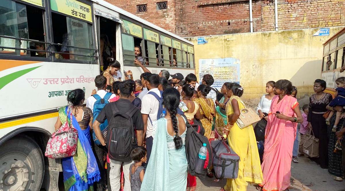 पर्व के चलते यात्रियों को उठानी पड़ी दिक्कतें, भारी भीड़-भाड़ रही