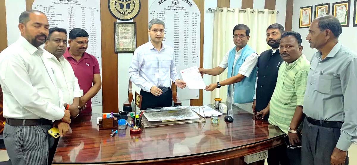 अखिल भारतीय उद्योग व्यापार मंडल ने डीएम को सौंपा ज्ञापन