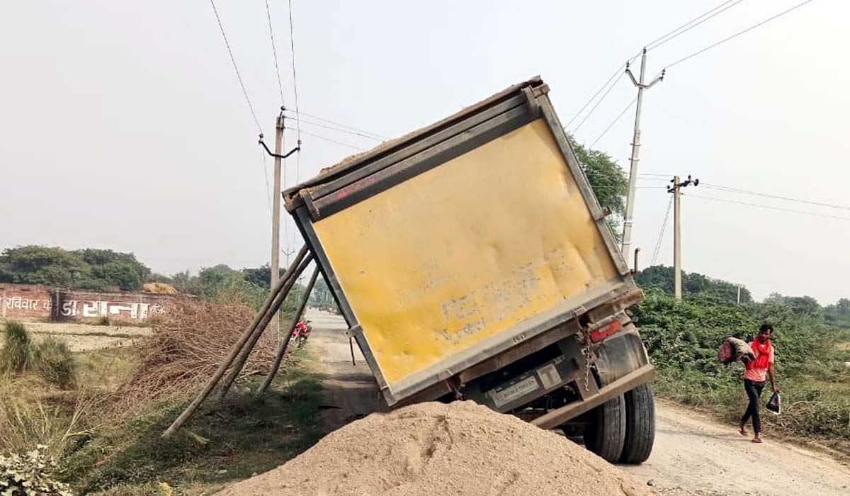 ओवरलोड वाहनों का आतंक, राहगीरों में दहशत, घटनाएं होने की रहती आशंका ओवरलोड वाहनों का आतंक, राहगीरों में दहशत, घटनाएं होने की रहती आशंका