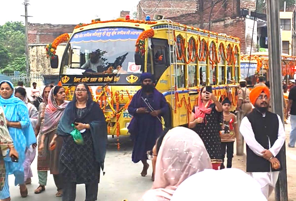 चरन पादुका यात्रा का गुरुद्वारे में हुआ स्वागत, जा रही यात्रा चरन पादुका यात्रा का गुरुद्वारे में हुआ स्वागत, जा रही यात्रा