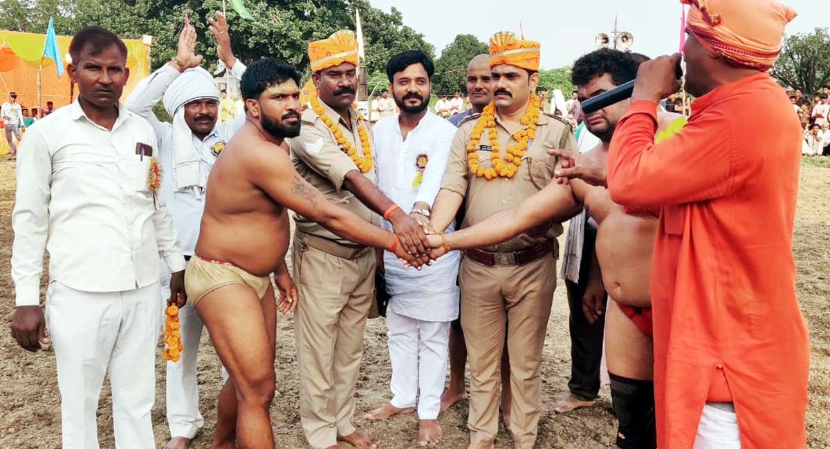दंगल में उत्तर प्रदेश केसरी ने जीती अंतिम कुश्ती, मेधावियों का हुआ सम्मान
