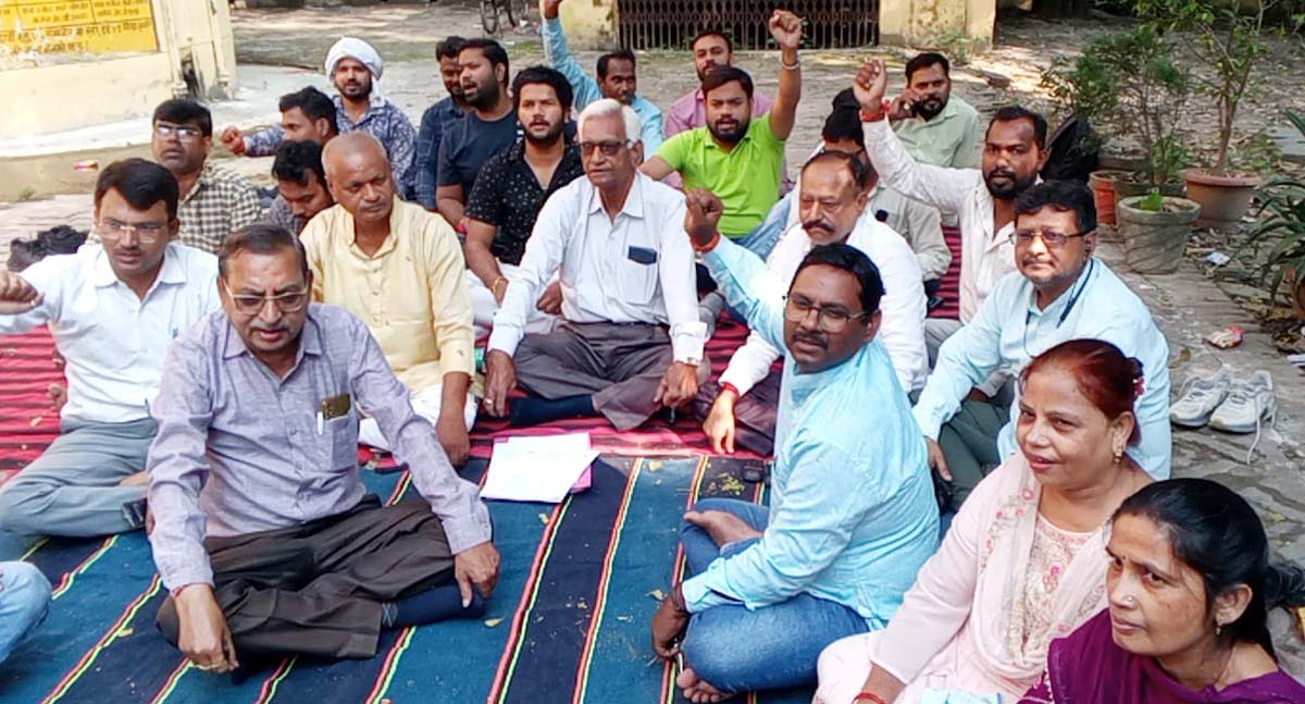 बीएसए के माध्यम से अपर मुख्य सचिव व शिक्षा निदेशक को भेजा मांग पत्र