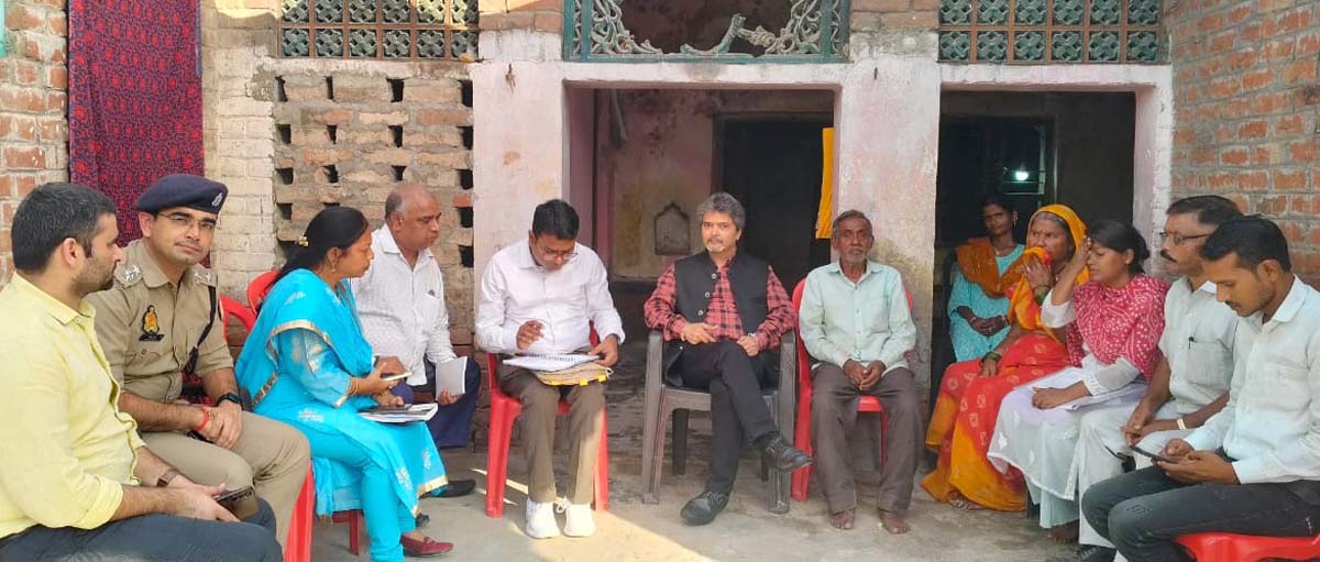 मृतक के परिजनों से मिले एससी एसटी आयोग के निदेशक व अन्वेषक