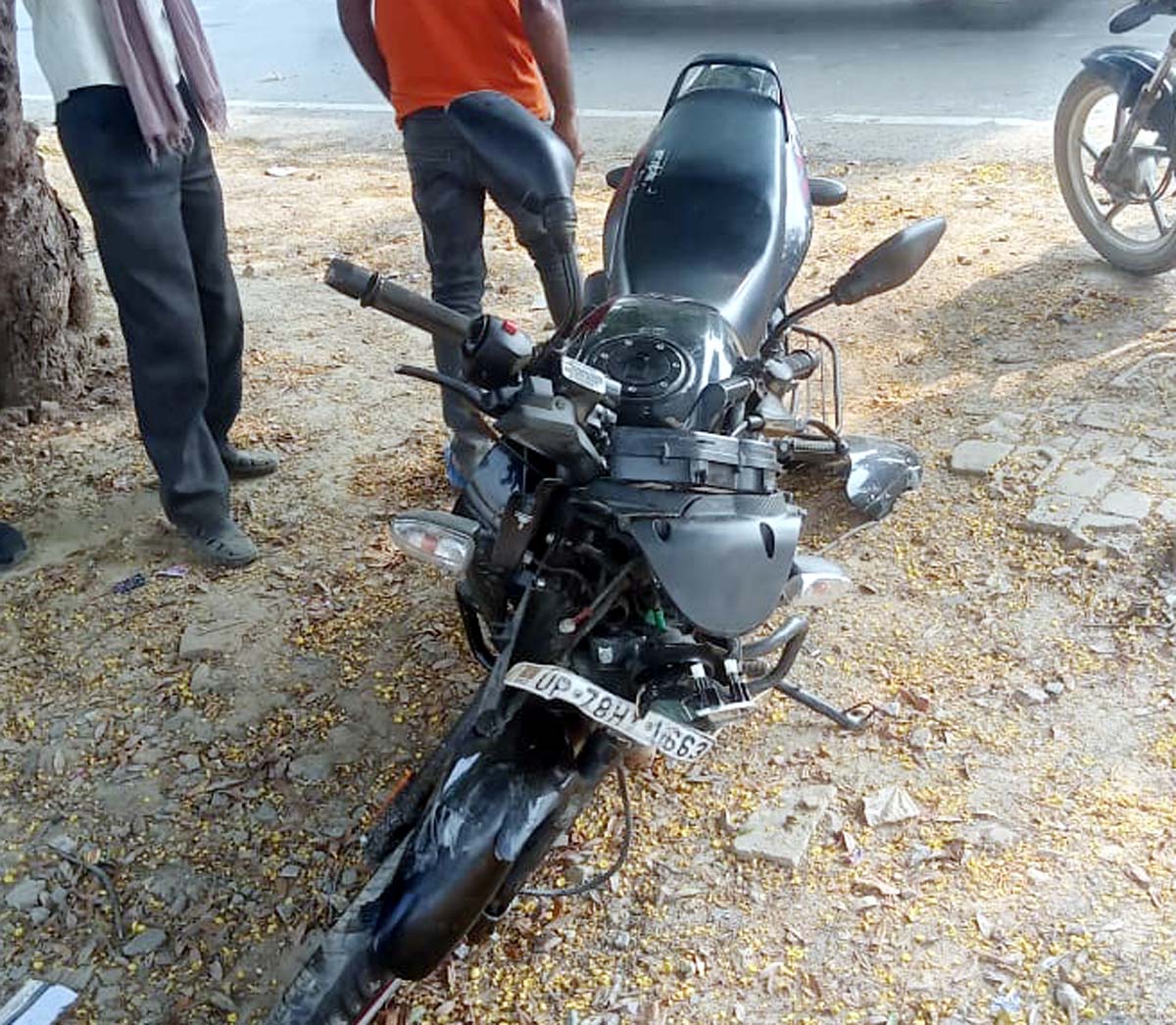 बाइक व कार की टक्कर में हेलमेट ने बचाई जान