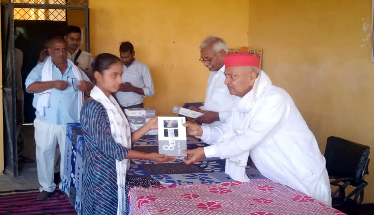 सपा संस्थापक की पुण्यतिथि पर सांसद ने बांटे टैबलेट