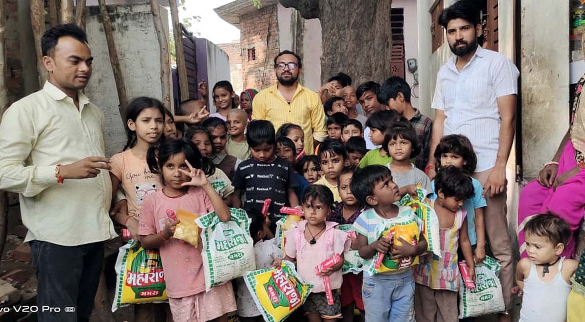 खलीलनगर व गढ़ीवा में समिति ने बांटी मिठाई, बच्चों,बुजुर्गों के बीच सामग्री वितरित