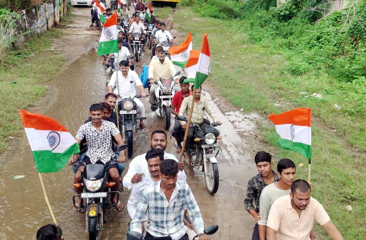 शहीद जवान की पुण्यतिथि पर निकाली तिरंगा यात्रा, पुष्प अर्पित कर दी श्रद्धांजलि