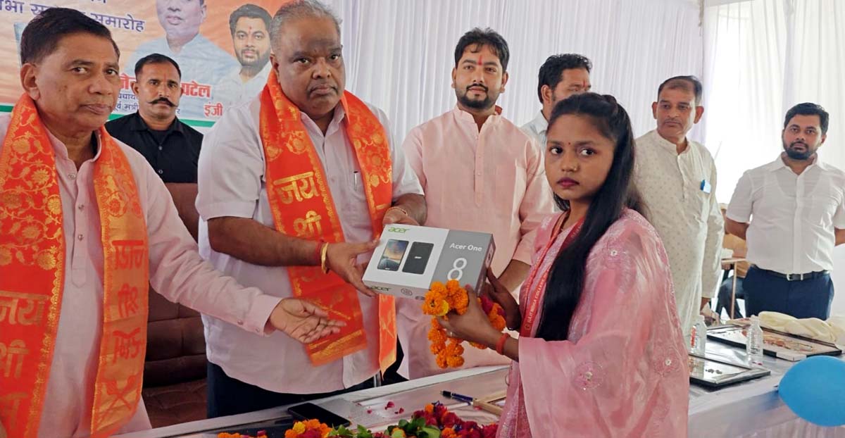 टैबलेट वितरण डिजिटल सशक्तिकरण की पहल : मानवेंद्र