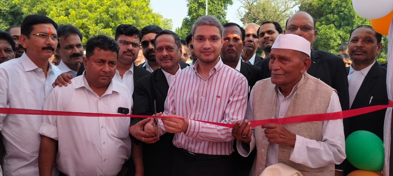 खादी से बनी वस्तुओं पर मिलेगी तीस प्रतिशत की छूट,डीएम ने शुभारंभ