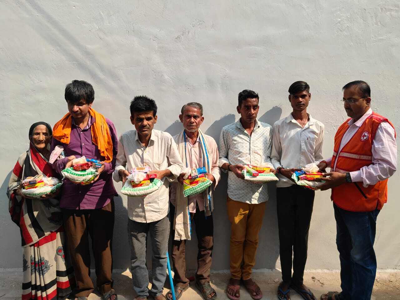 दीपावली की खुशियों को बांटने का किया प्रयास