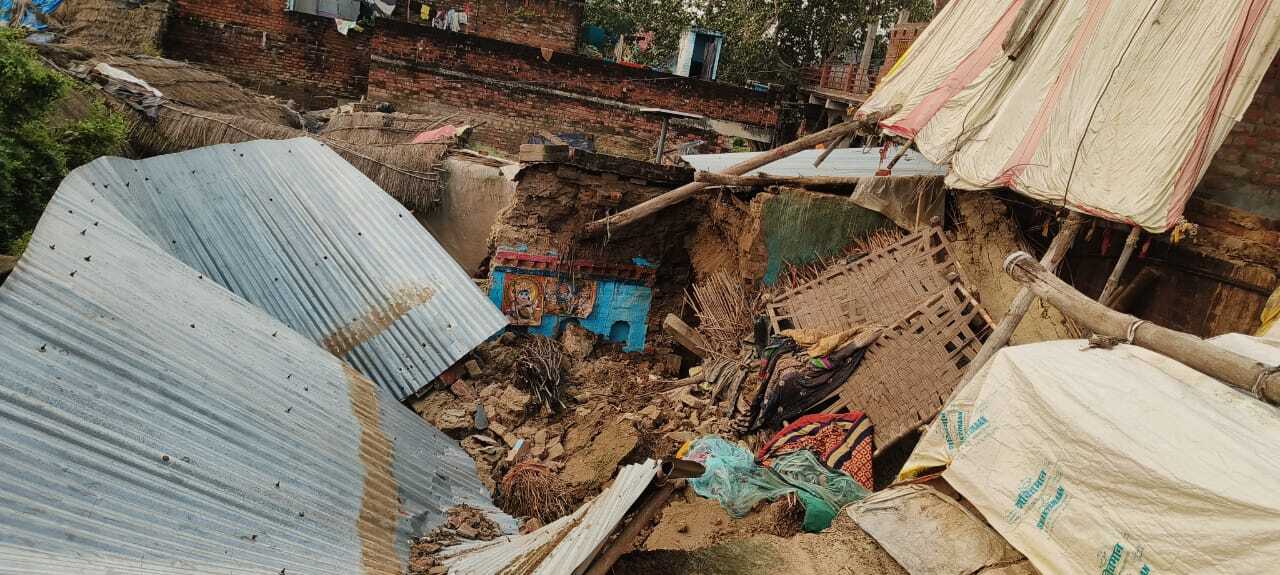 अलग-अलग छत से ढहने से मां, बहू बेटा समेत चार घायल