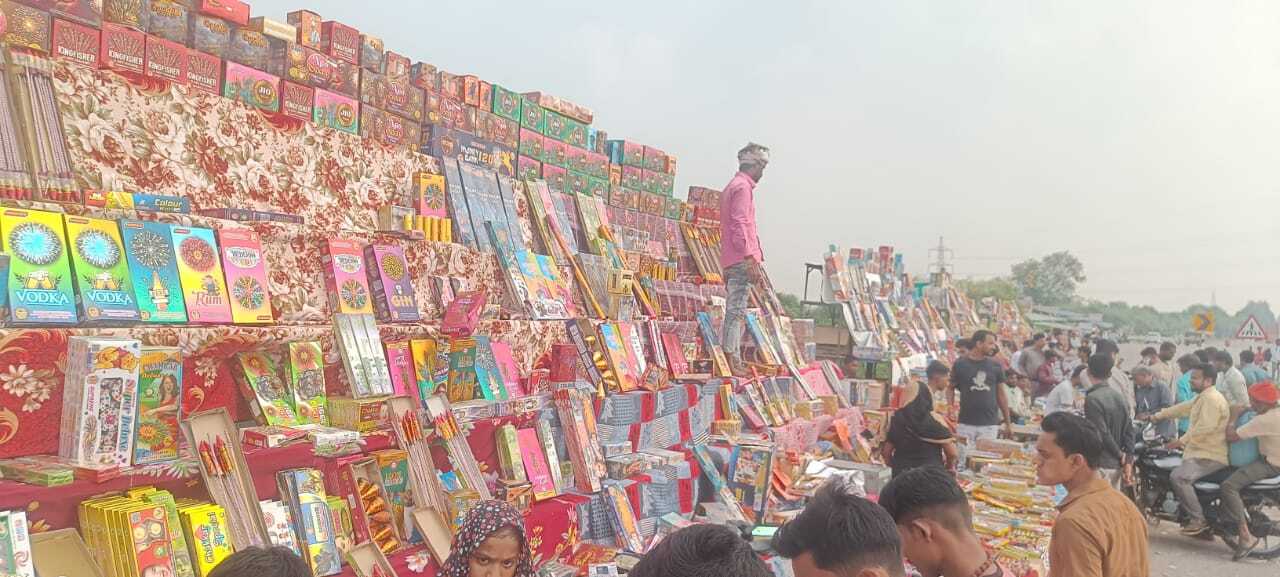 सत्तर दुकाने व एक दर्जन से अधिक बाइकें जलकर खाक,करोड़ों का नुकसान