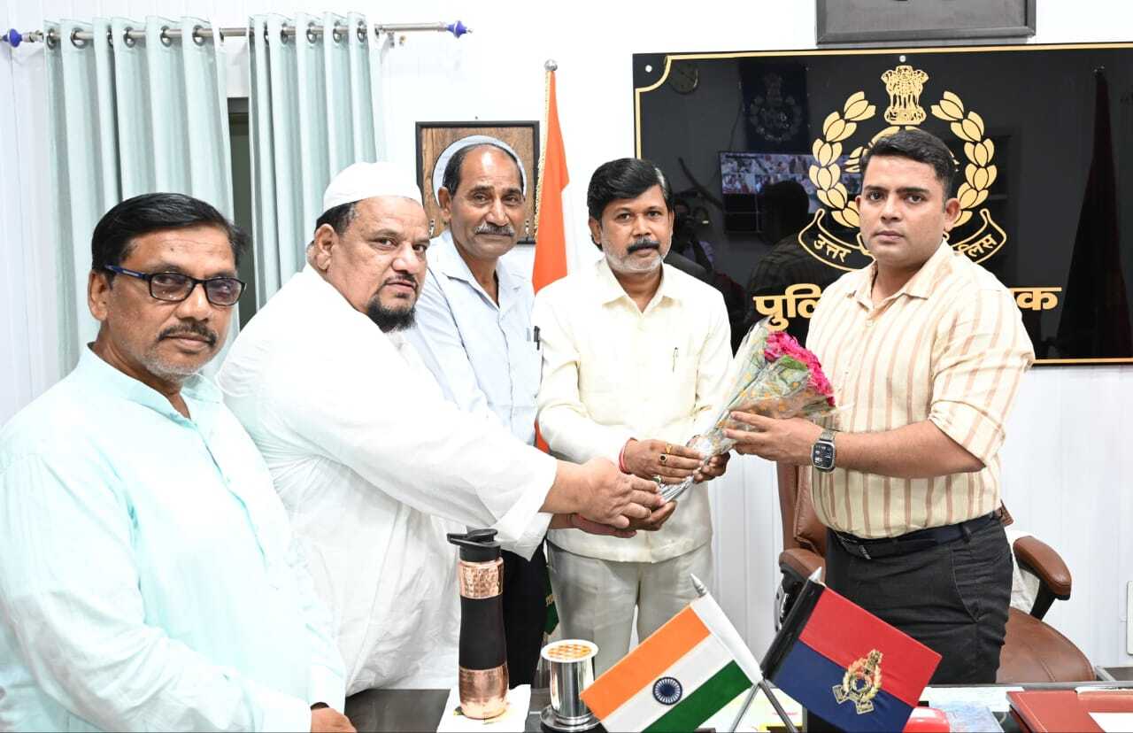 पुलिस अधीक्षक को श्रीराम राज्याभिषेक महोत्सव राजगद्दी का दिया आमंत्रण पत्र