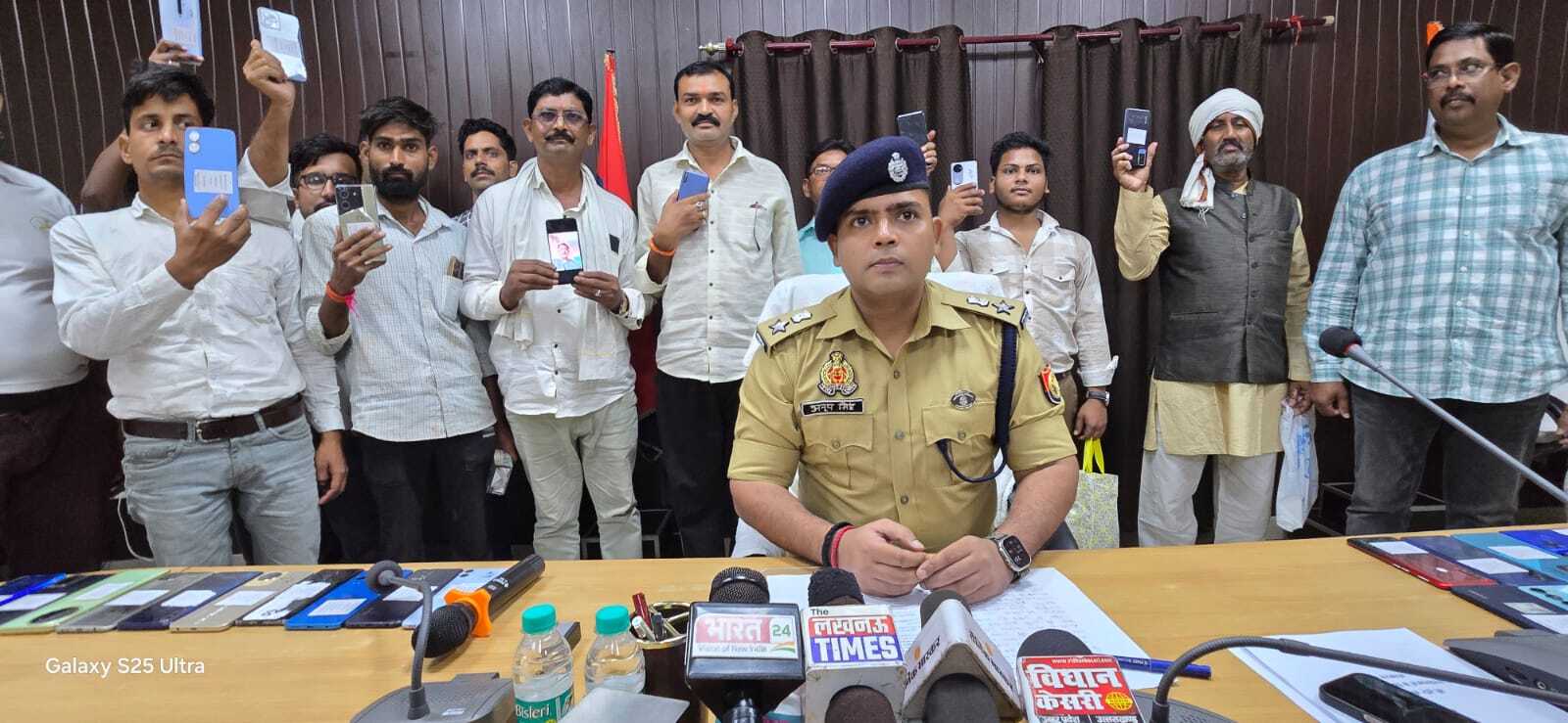   खोया मोबाइल हाथ में आते ही स्वामियों ने बोला एसपी सर थैंक्स