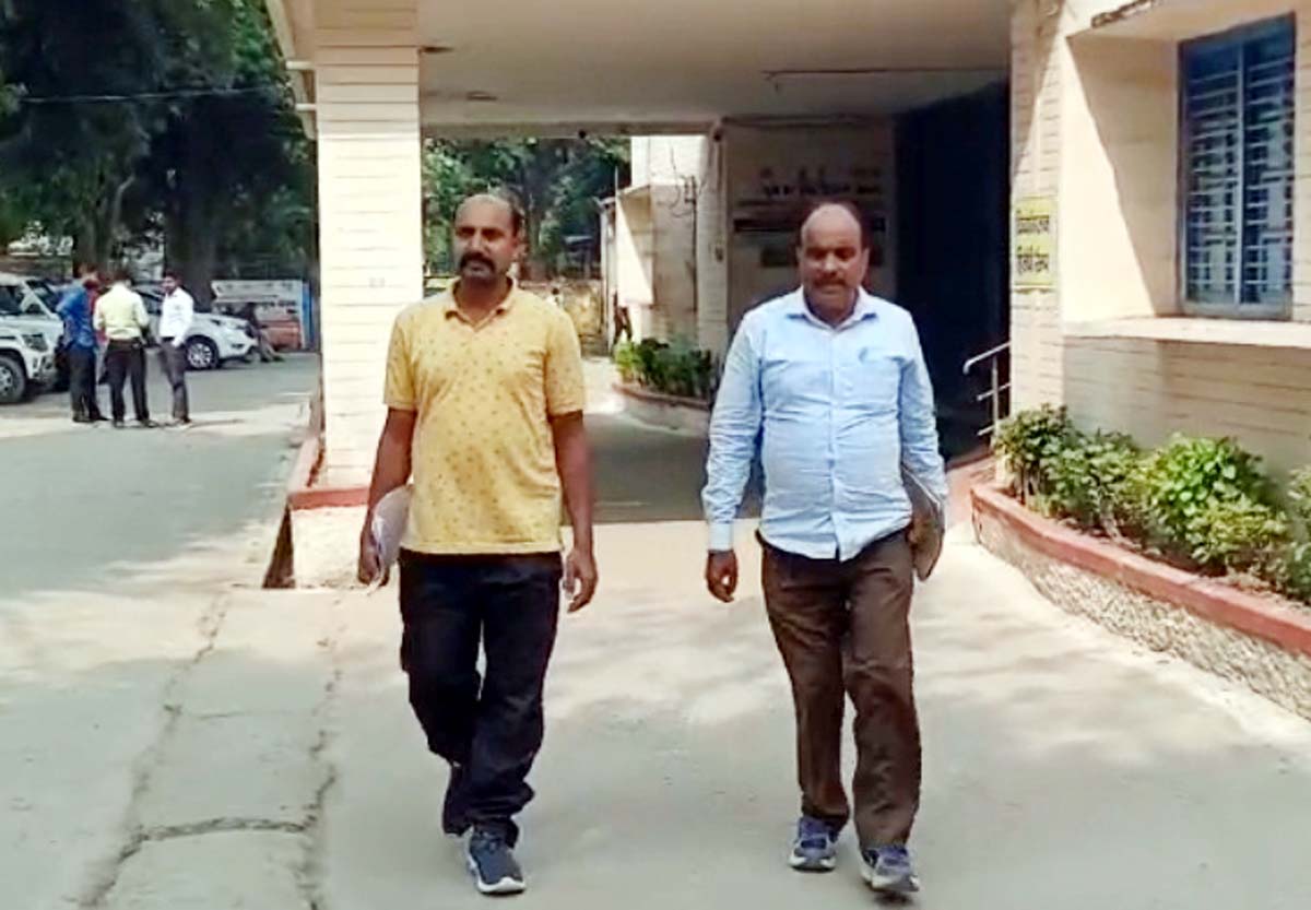 रिटायर्ड फौजी की सौ बीघा जमीन पर पूर्व प्रधान ने किया कब्जा