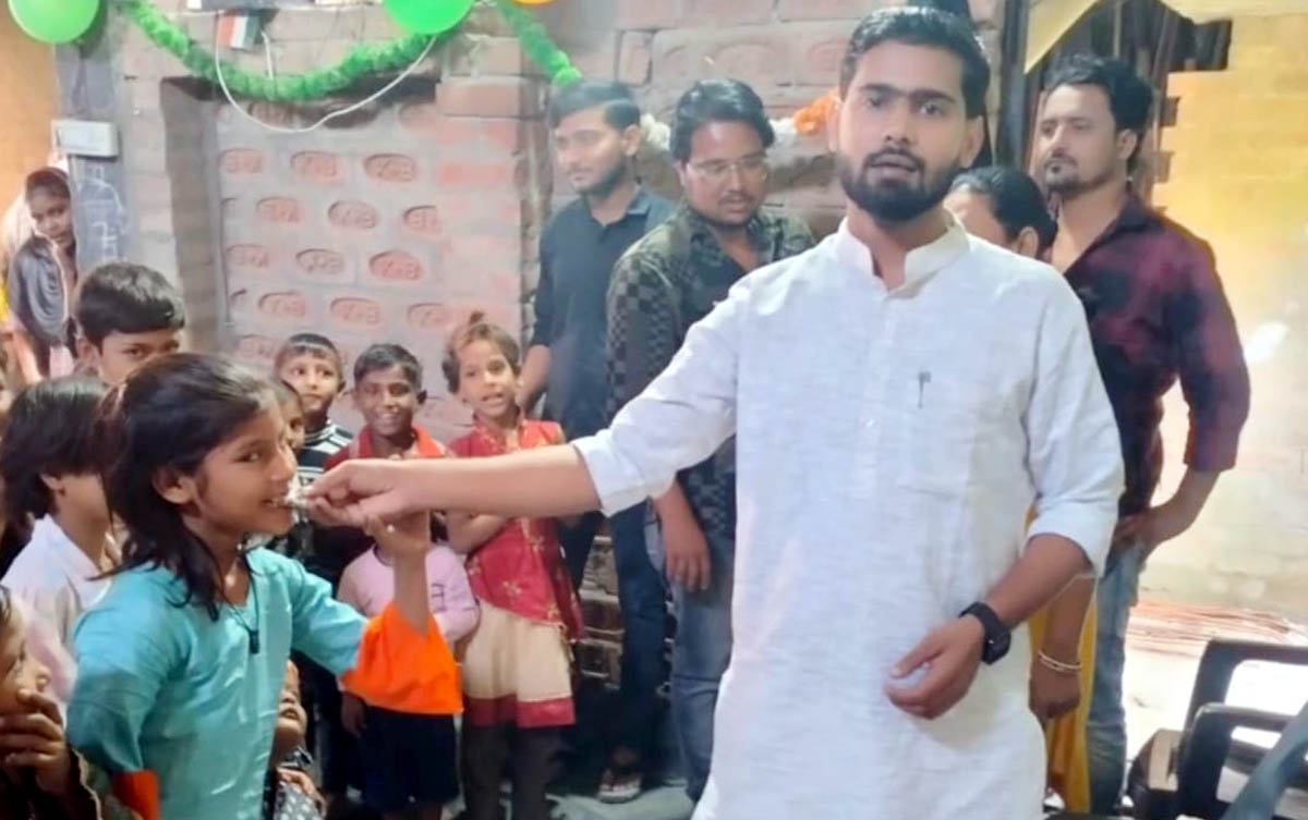 गरीब बच्चों के बीच केक काटकर मनाया जन्मदिन, मुस्कान का दिया तोहफा