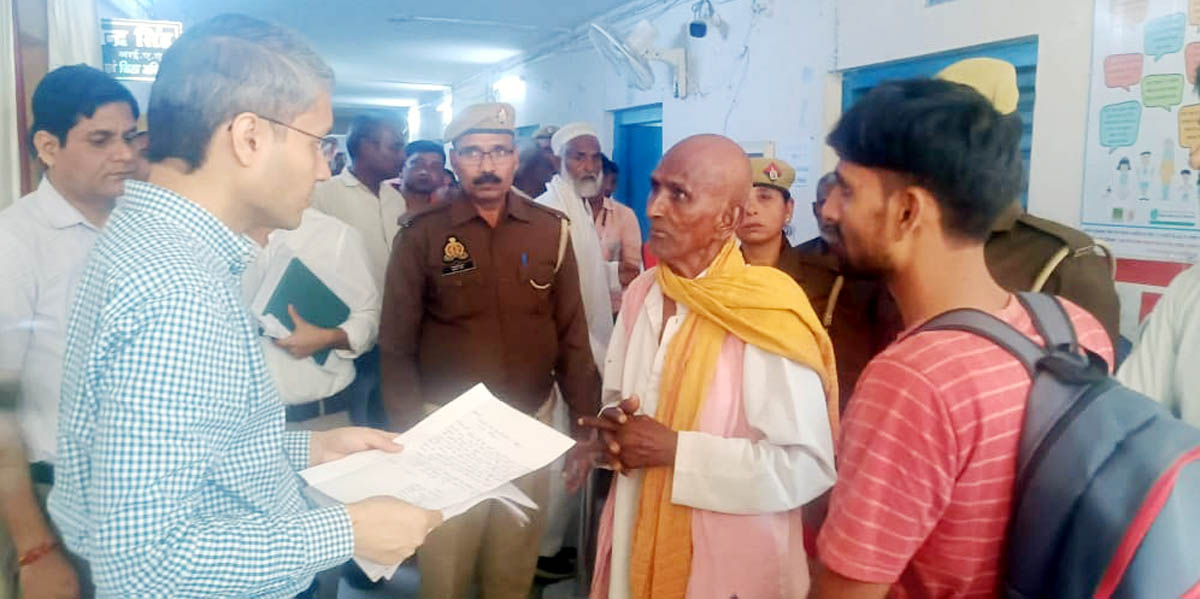 सहज भाव से डीएम ने पीड़ितों की सुनीं समस्याएं, निस्तारण के निर्देश