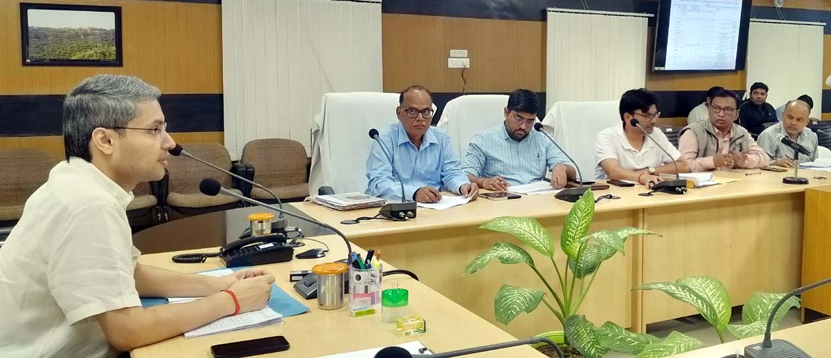 डीएम ने अनुपस्थित जिला कार्यक्रम अधिकारी से मांगा स्पष्टीकरण