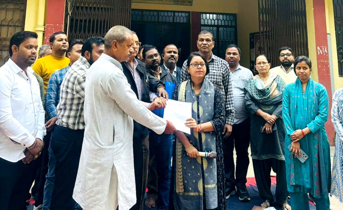 कर्मियों ने डायट में धरना देकर प्राचार्य को सौंपा ज्ञापन