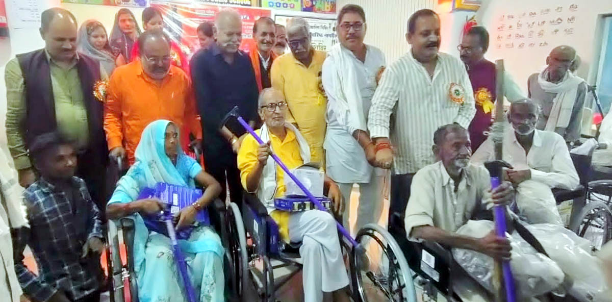 बुजुर्गों को उपकरण वितरित करते पूर्व मंत्री रणवेन्द्र प्रताप सिंह