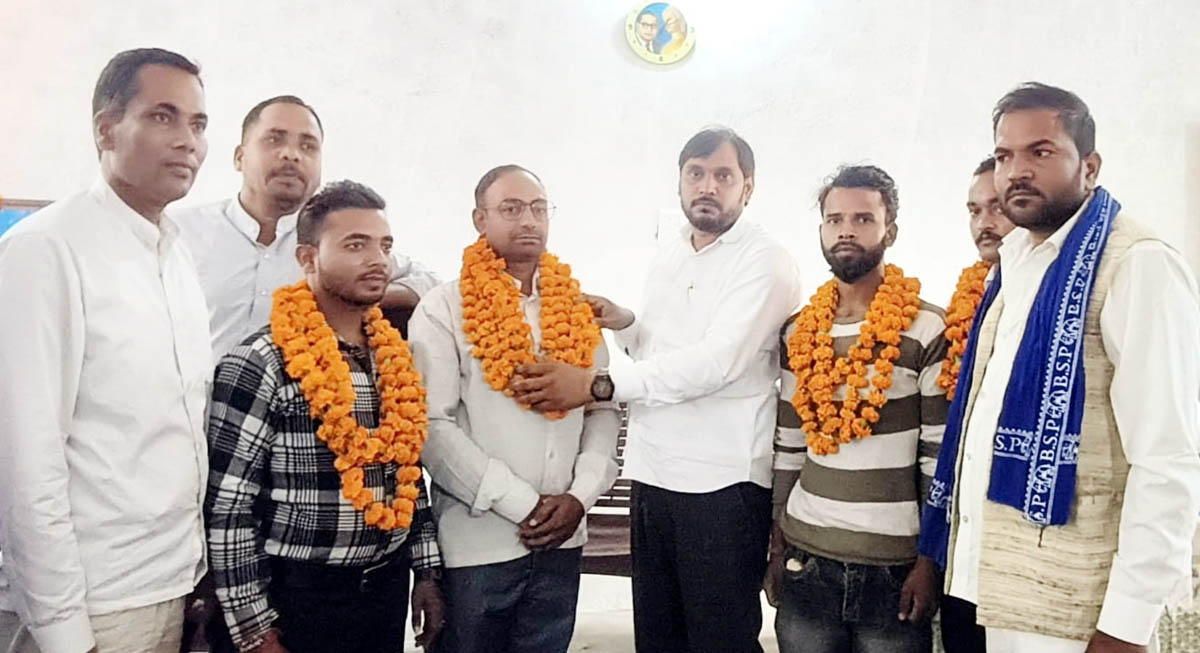 अन्य दलों को छोड़कर कई लोग बसपा में शामिल