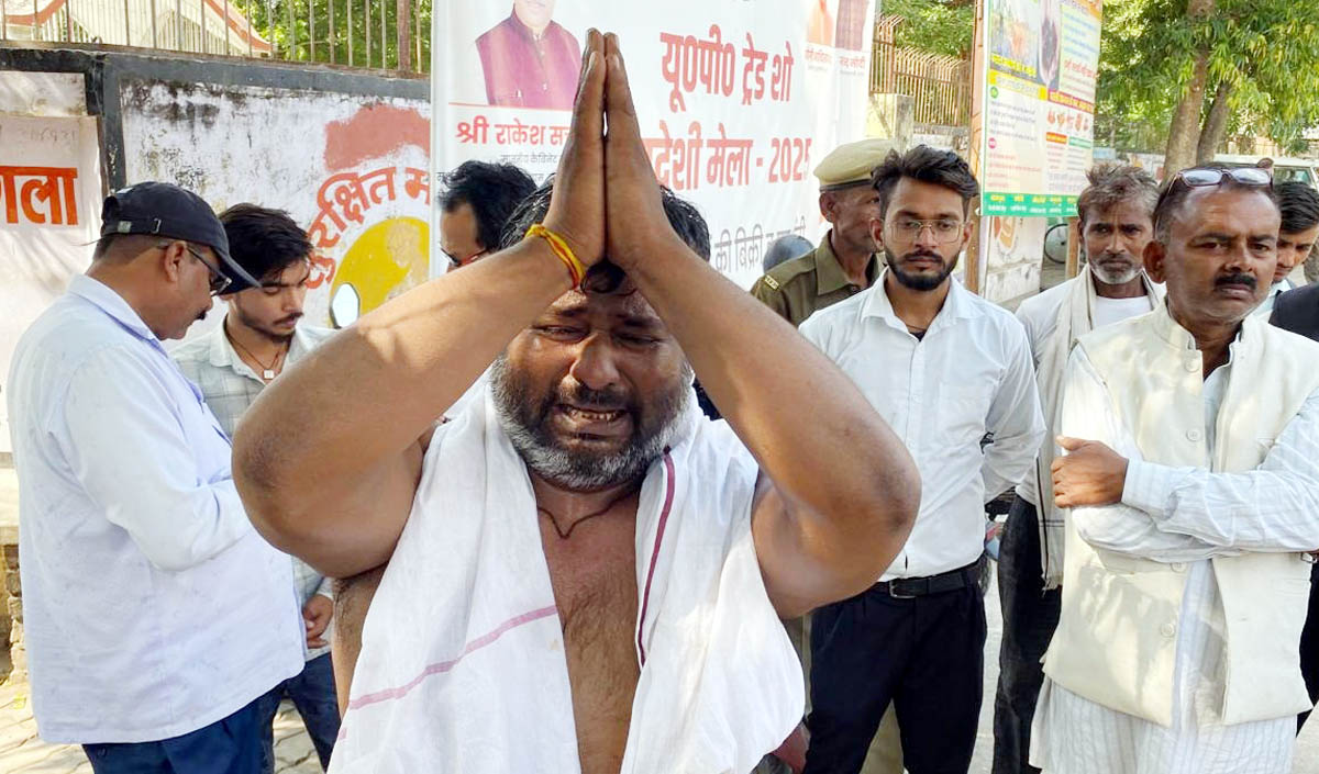 दंबगो पर पत्नी व बच्चों के अपहरण व पुलिस पर अनदेखी का लगाया आरोप