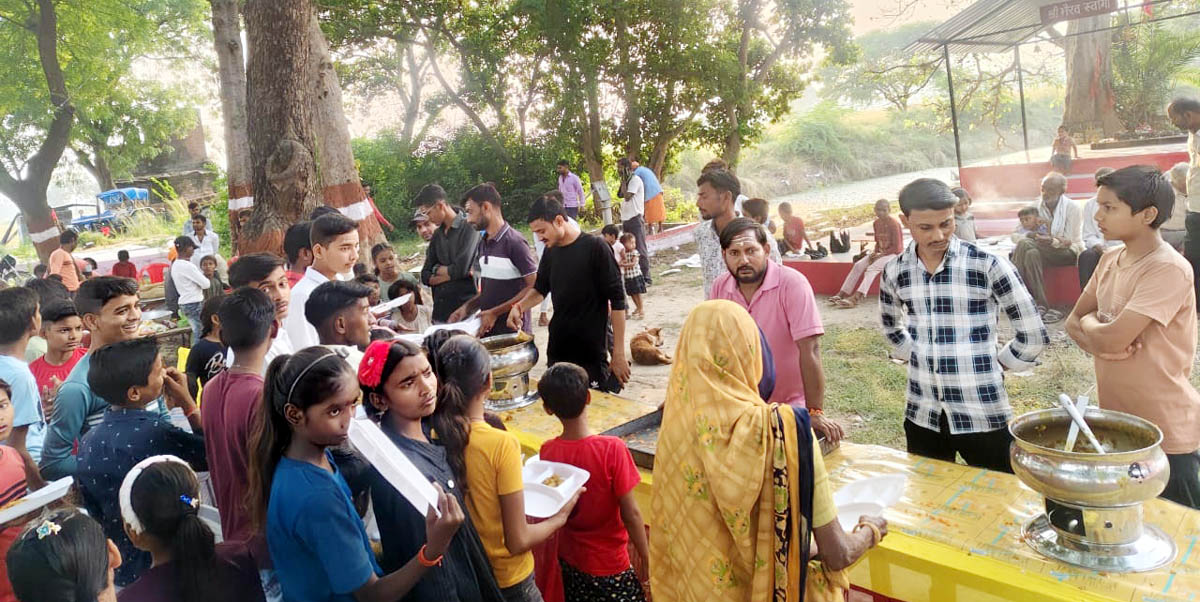 कार्तिक पूर्णिमा पर भैरव बाबा मंदिर में हुआ भंडारा, सराबोर रहा माहौल
