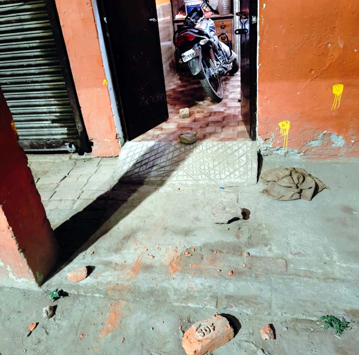 प्रधान ने घर पर पथराव व मारपीट करने की दी तहरीर