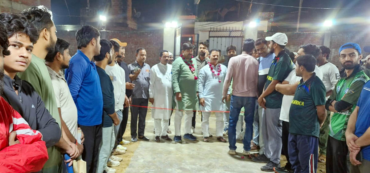 क्रिकेट टूर्नामेंट का हुआ शुभारंभ,नगर पालिका सभासद ने काटा फीता
