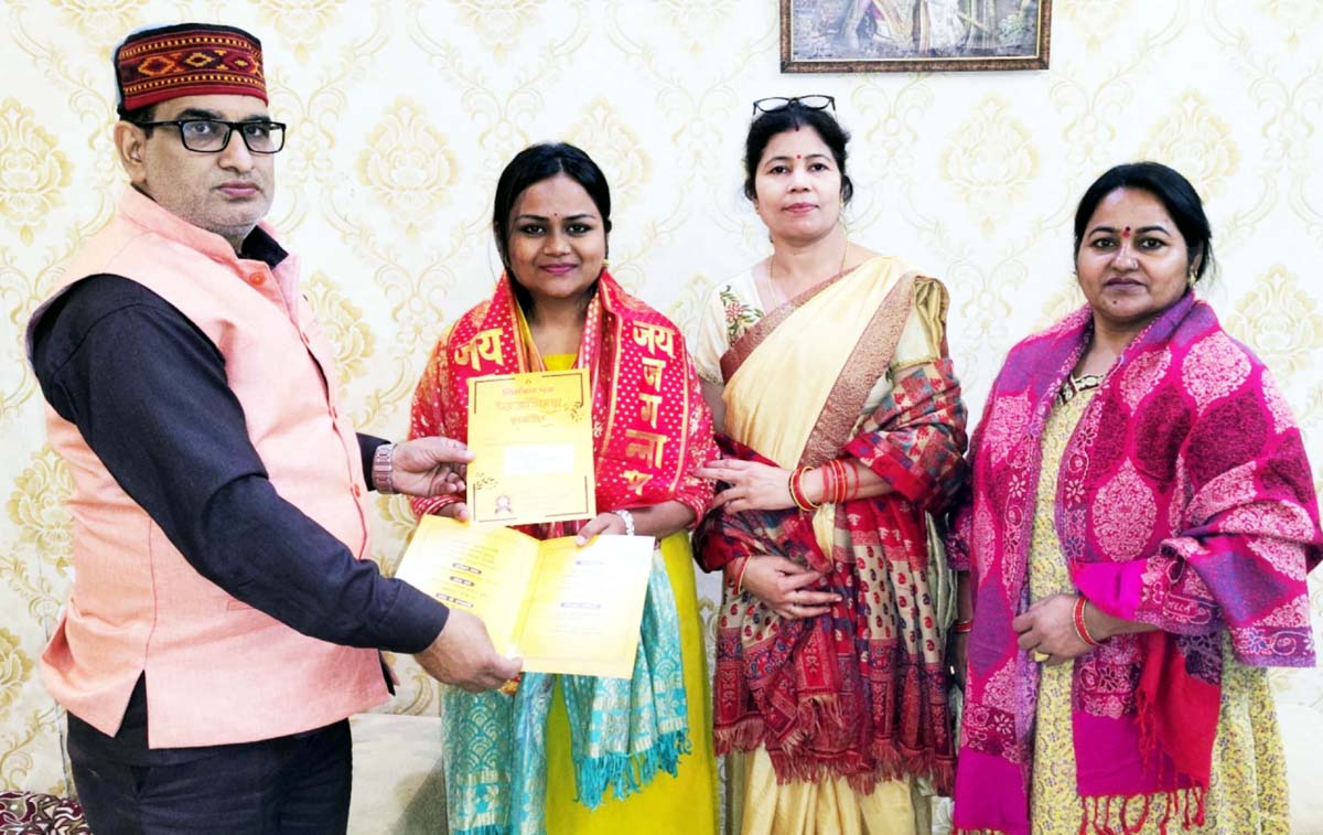 श्रीराम मंदिर के ध्वजारोहण समारोह हेतु सौम्या चयनित,सौंपा निमंत्रण पत्र