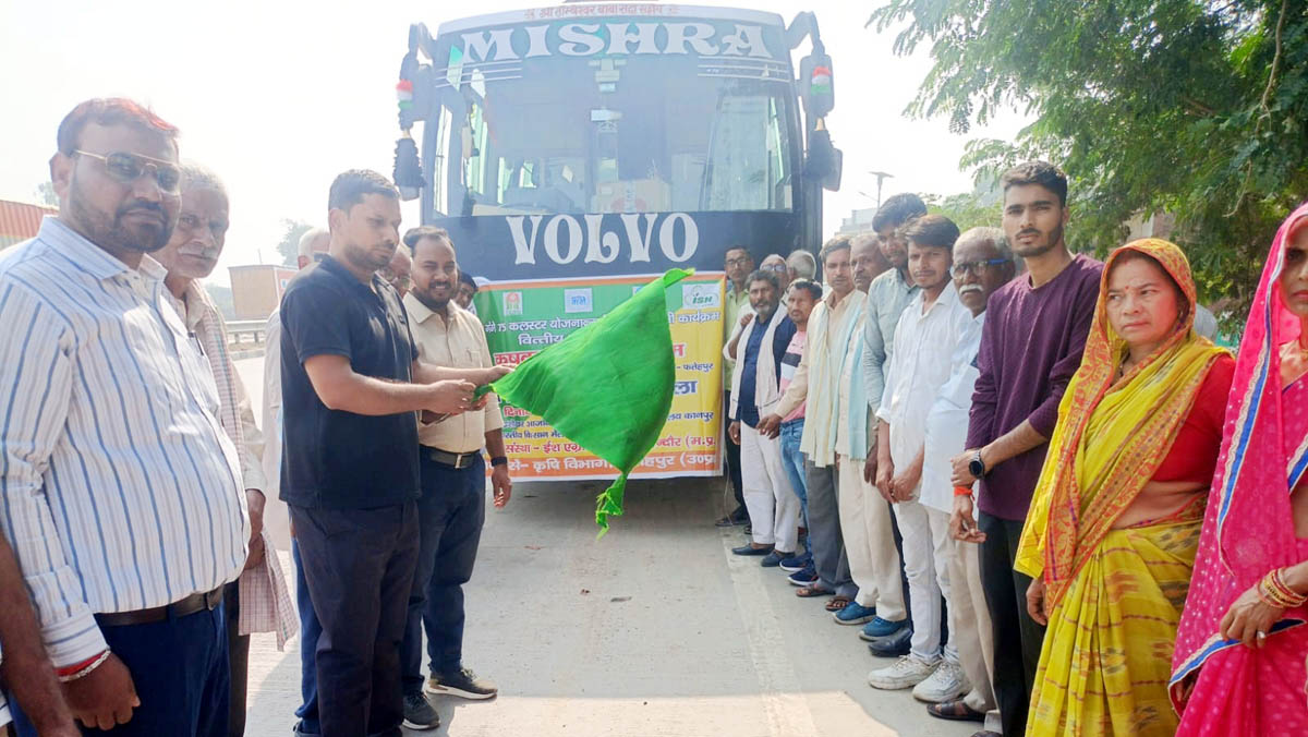 किसानों के दल को हरी झण्डी दिखाकर रवाना करते अतिथि