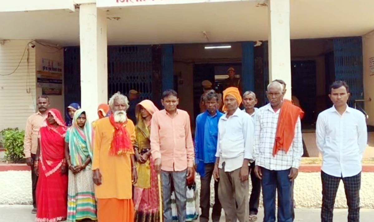 पीड़ितों ने डीएम की चौखट पहुंच लगाई न्याय की गुहार, भूमिधारी जमीन पर कब्जा