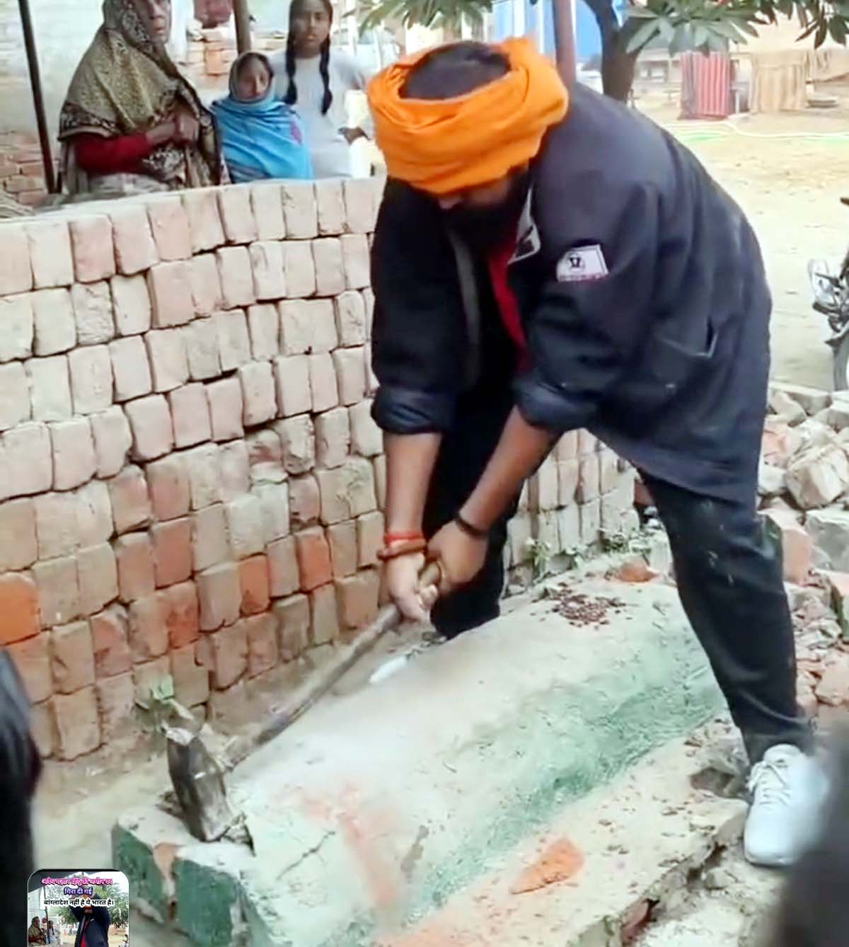 सौ साल पुरानी मजार होने का दावा, सोशल मीडिया में वायरल हुआ वीडियो