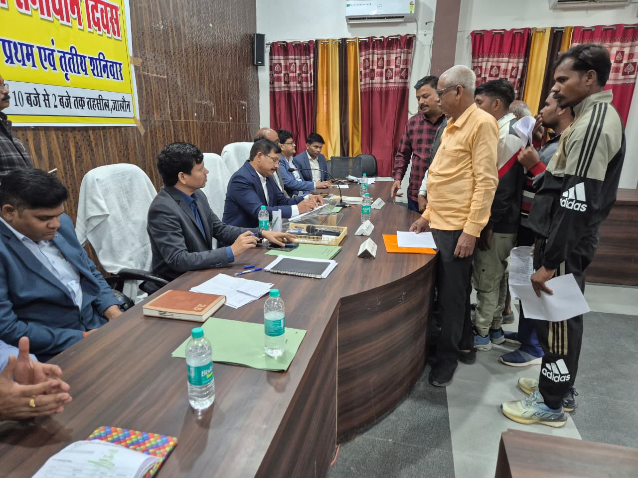 लापरवाही पर कड़ी कार्रवाई – दो लिपिक निलंबित, अधिशासी अधिकारी को प्रतिकूल प्रविष्टि देने के निर्देश