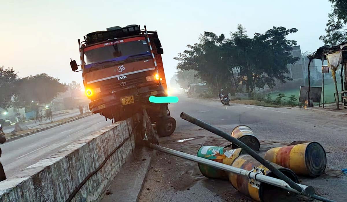 एनएच-2 में रेलिंग पर चढ़ी डीसीएम, बड़ा हादसा टला, झपकी से हुआ हादसा