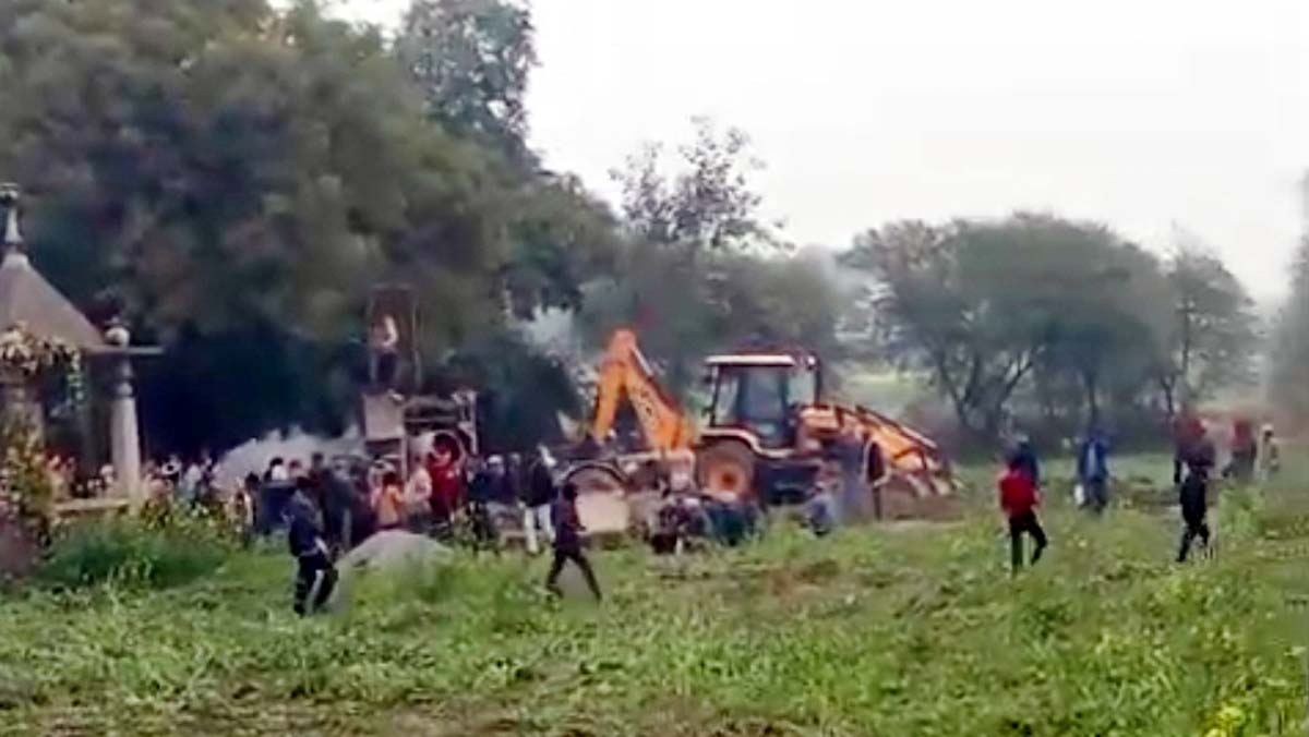 खड़ी फसल पर जेसीबी चलाकर अवैध कब्जे का आरोप