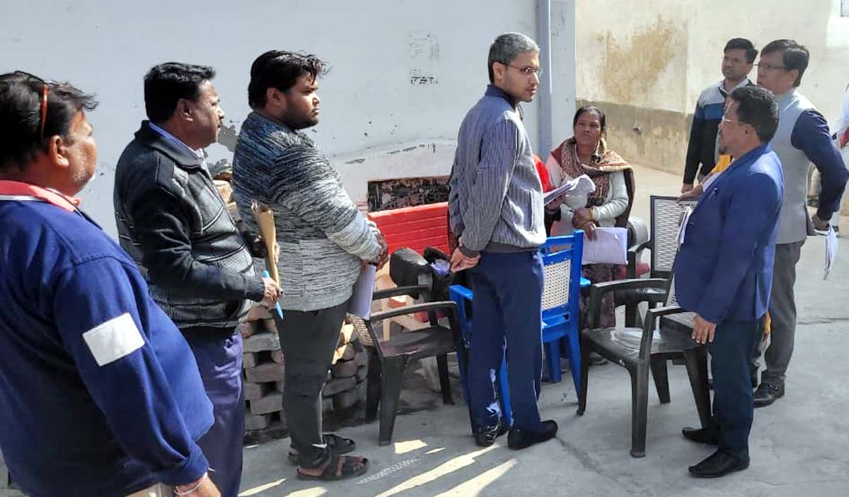 डीएम ने एसआईआर कार्याे का लिया जायजा, निरीक्षण करते जिलाधिकारी रविन्द्र सिंह