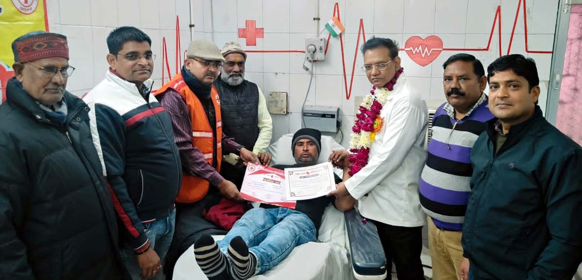 रेडक्रास के सहयोग से जिला अस्पताल में लगा रक्तदान शिविर