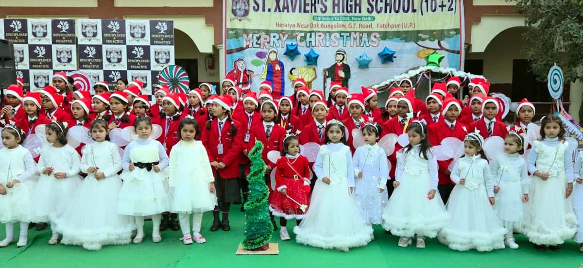 विद्यालय को आकर्षक ढंग से सजाया, संता क्लाज ने बांटे उपहार