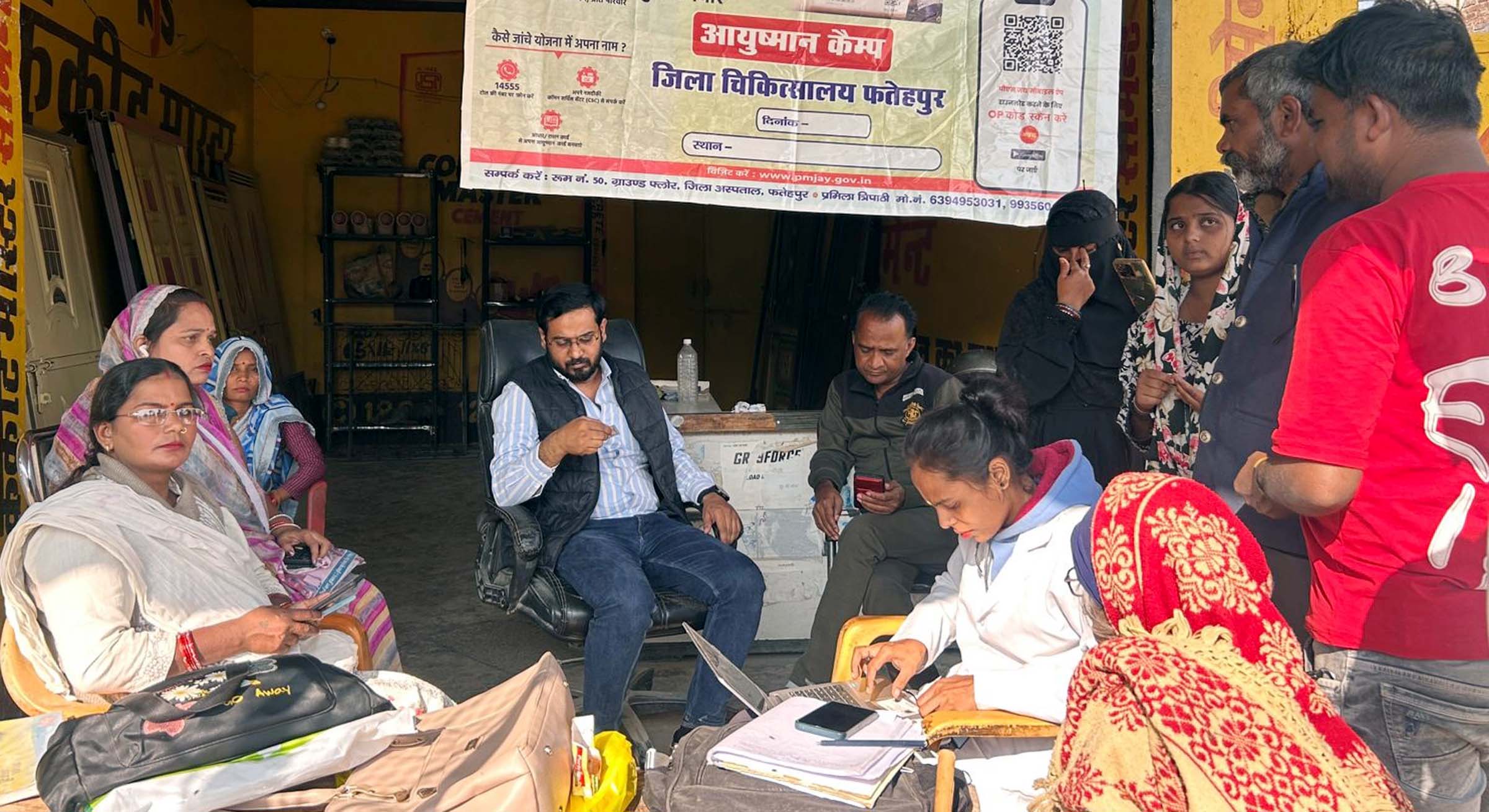 त्रिलोकीपुर गांव में कैंप में योजनाओ की जानकारी देते समाजसेवी फैजान मून