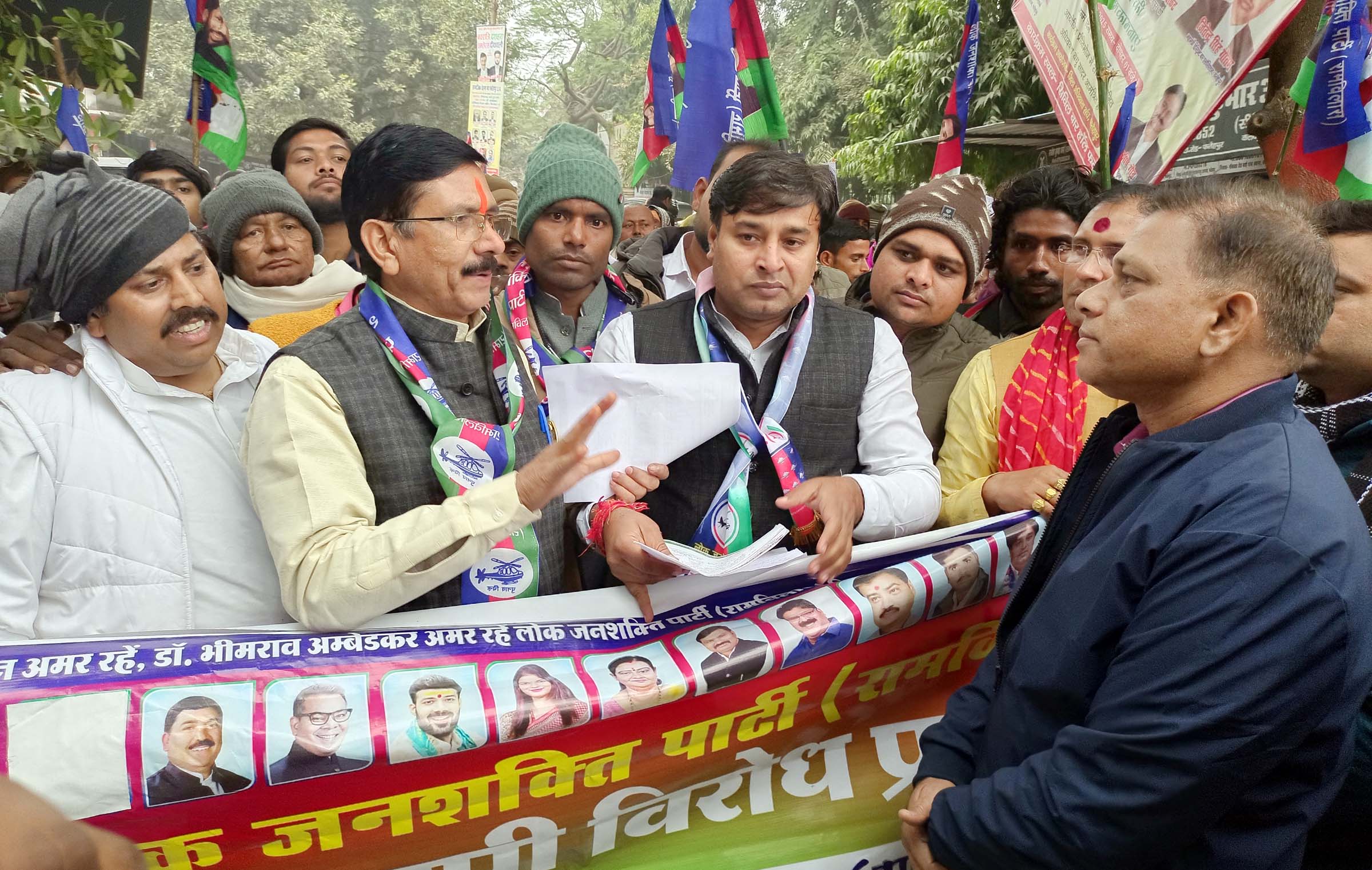 लोजपा रामविलास ने प्रदर्शन कर पीएम को भेजा ज्ञापन, बर्खास्त किए जाने की मांग