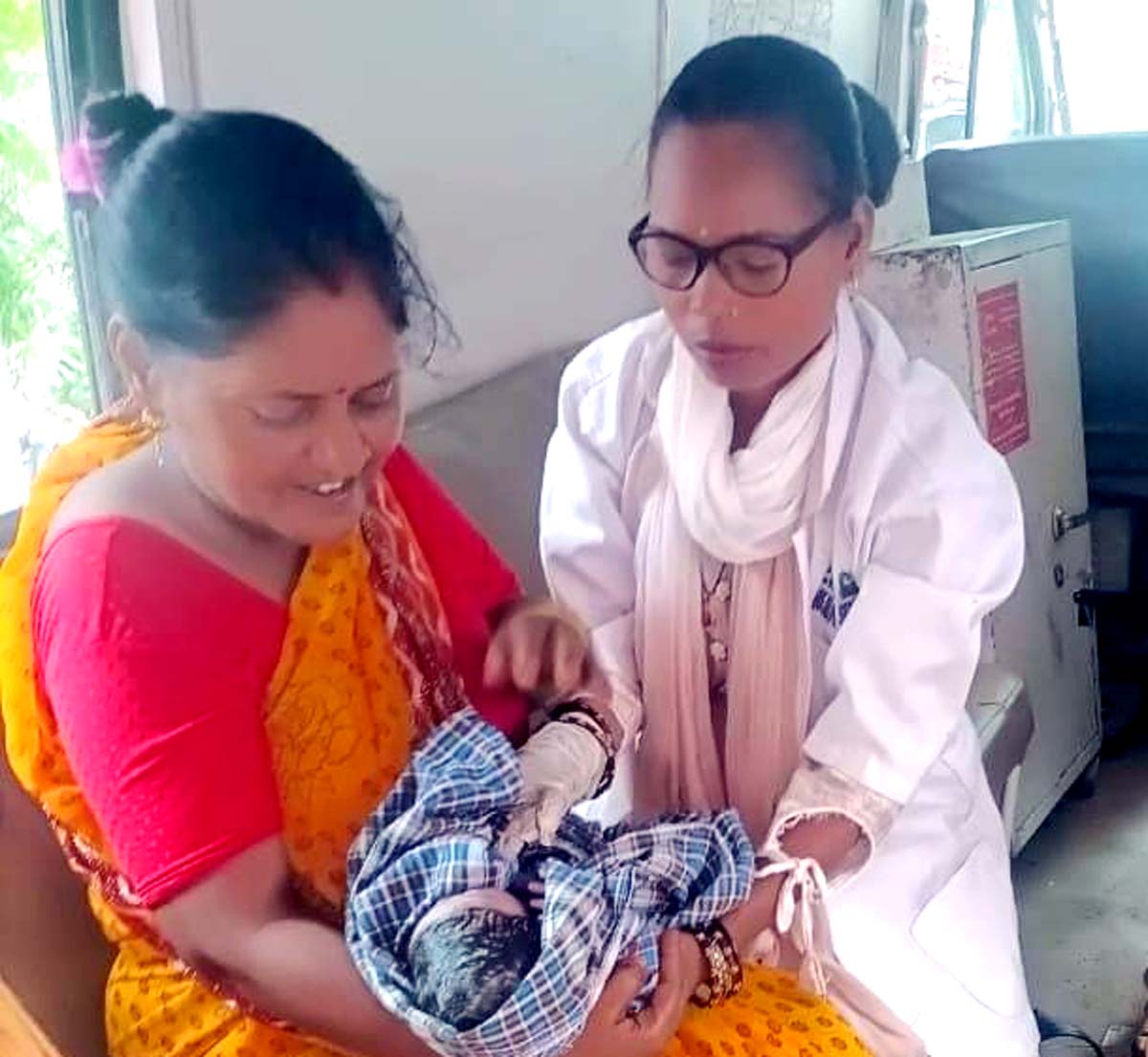 एंबुलेंस की महिला कर्मी ने कराया सुरक्षित प्रसव, एम्बुलेंस में गूंजी किलकारी