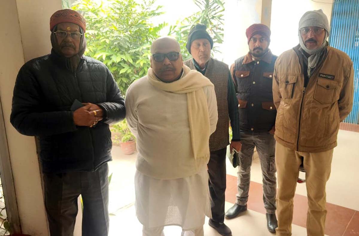 मंदिर की जमीन को सुरक्षित करने की डीएम से मांग, हिंदू महासभा ने सौंपा ज्ञापन