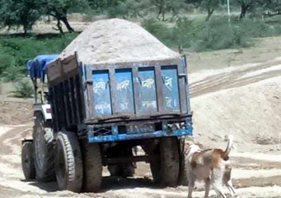 मोरम खनन का अंधाधुंध खेल, किसानों की हरी फसलें रौंदी