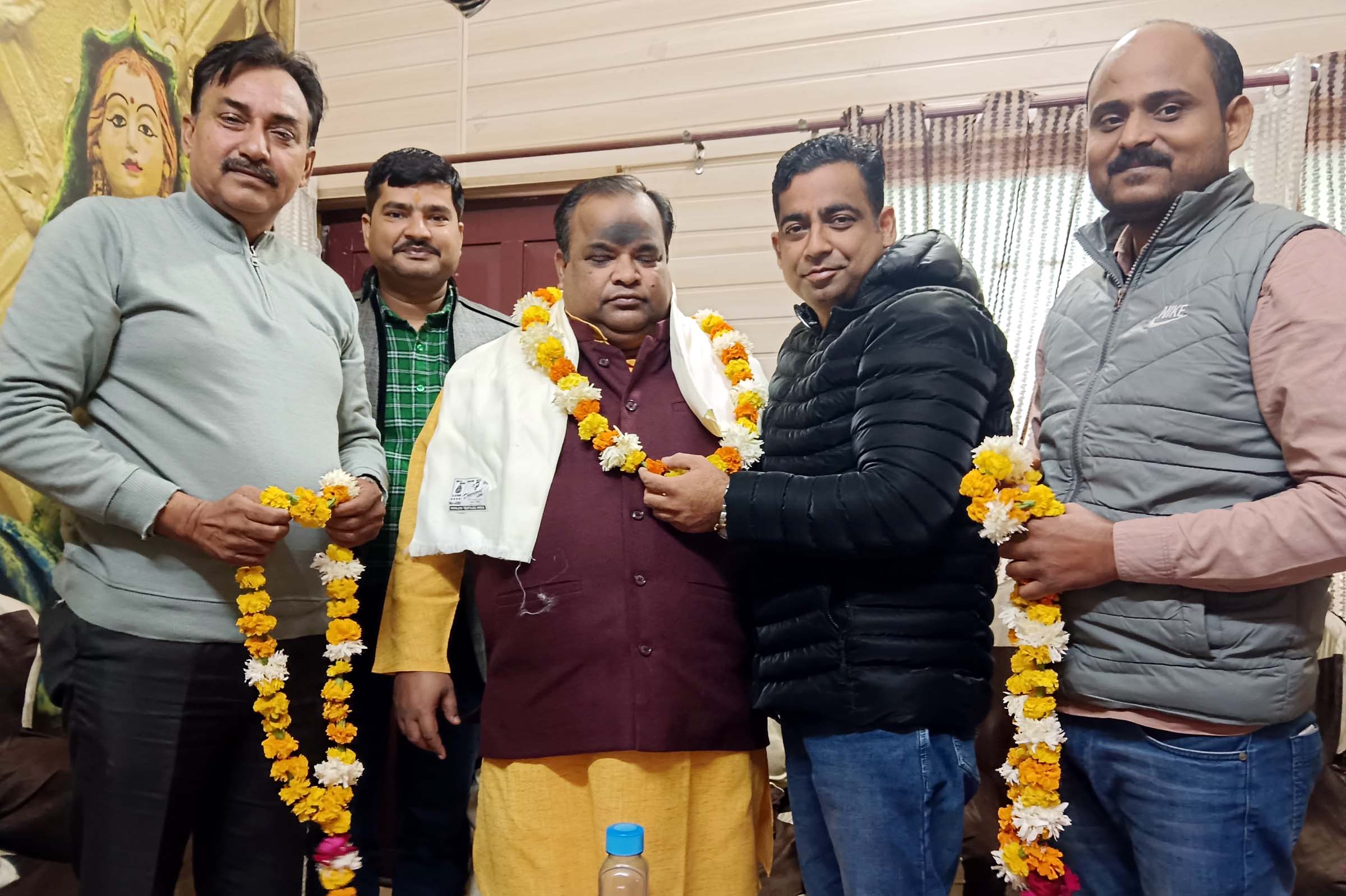 भाजपा जिलाध्यक्ष से मिला हनुमान चालीसा पाठ परिवार, दिया न्योता